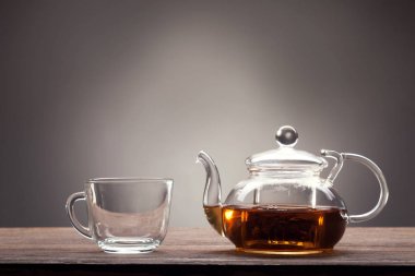 Çaydanlık ve çay, ahşap masada.