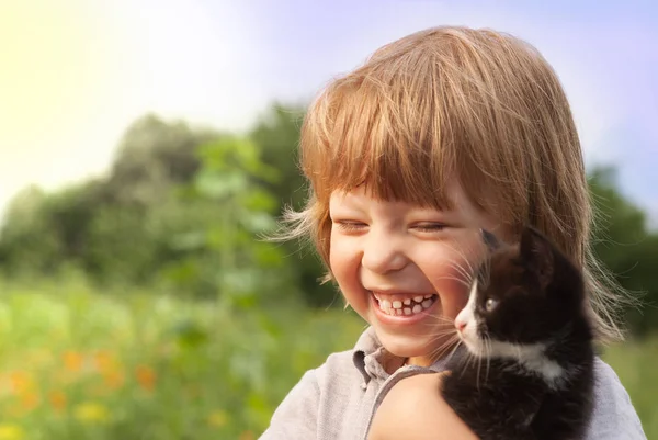 Gatito en brazo del chico al aire libre, niño enorme su amor mascota — Foto de Stock