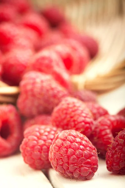 Fraises dans un panier sur la table dans le jardin — Photo