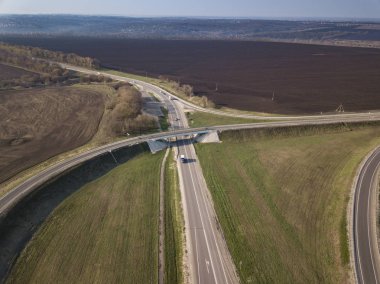Yaz sabahı karayolu kavşağının hava üst görüntüsü