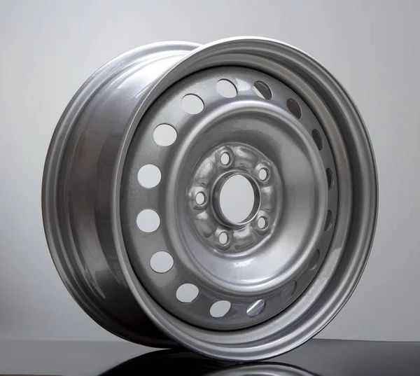 Cerchio ruota in acciaio su sfondo grigio — Foto Stock