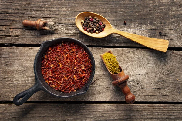 Een set kruiden en specerijen. Indiase keuken. Peper, zout, paprika — Stockfoto