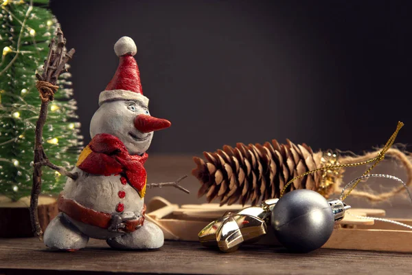 Vánoční sněhulák dekorace na pozadí osvětlení — Stock fotografie