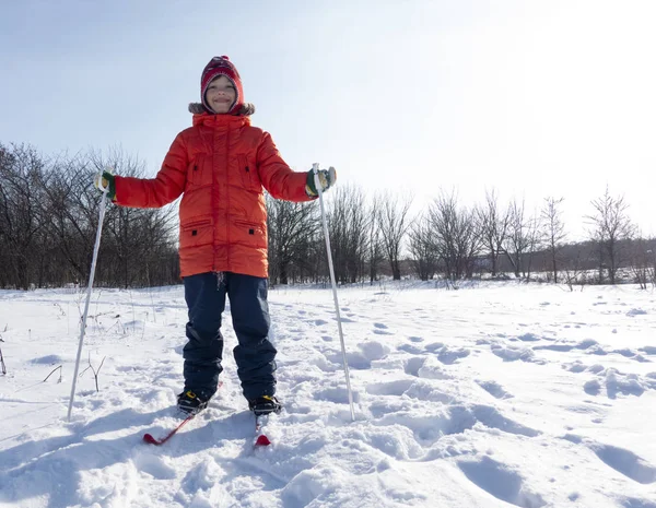 Glückliche Jungs mit Skiern im Winter draußen — Stockfoto