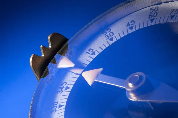 Magnetic compass on blue background. Macro photo. — Stock Photo, Image