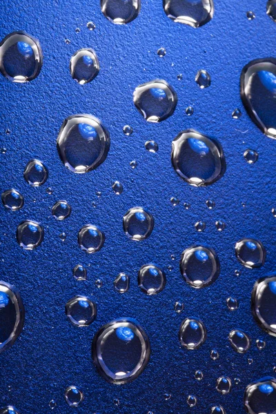 Tetesan air pada latar belakang biru — Stok Foto