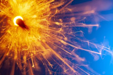 Bengal yangın söndürücü, mavi arka planda. Dekorasyon elementi