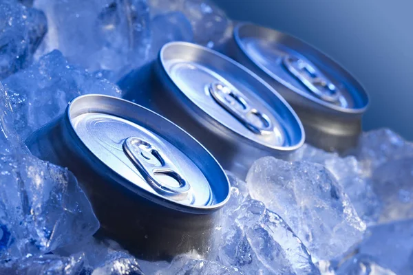 3 lata de bebida pode gelado submerso em gelo geada, metal alumínio beve — Fotografia de Stock