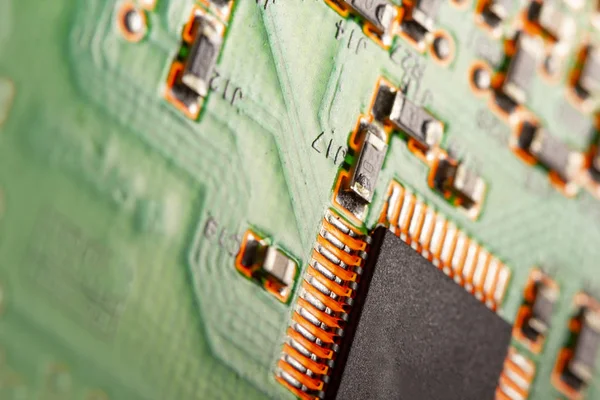 Chip de processador de computador em uma placa de circuito com microchips e o — Fotografia de Stock