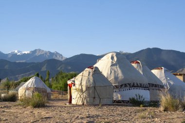 Yurt göçebeleri Orta Asya 'daki dağ vadisinde kamp kurar. Kyr.