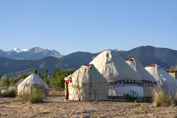 Yurta casas nómadas campamento en el valle de la montaña en Asia Central. Kyr. — Foto de Stock