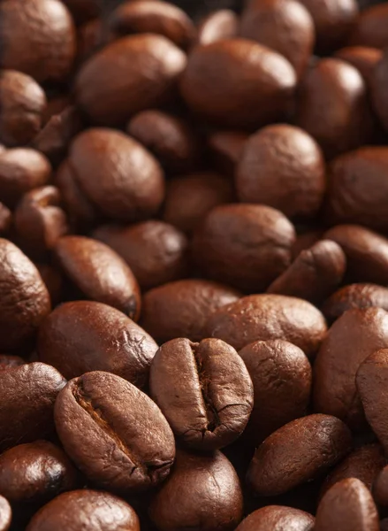 Granos de café negros asados. Ingredientes aromáticos. De cerca. café . — Foto de Stock