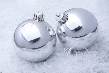 Kar arkaplanındaki Noel balosu süslemeleri