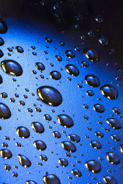 Gotas de água no fundo azul — Fotografia de Stock