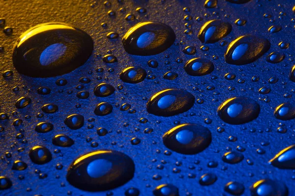 Gotas de agua sobre fondo azul —  Fotos de Stock