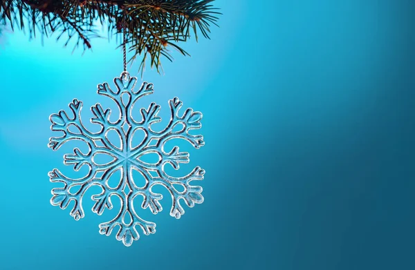 Juguete copo de nieve sobre un fondo de luces de Navidad — Foto de Stock