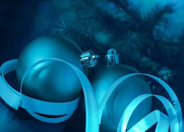 青い背景にモミの木とクリスマスボールの装飾 — ストック写真