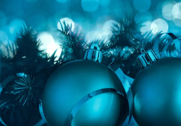 Décorations boule de Noël avec sapin sur fond bleu — Photo