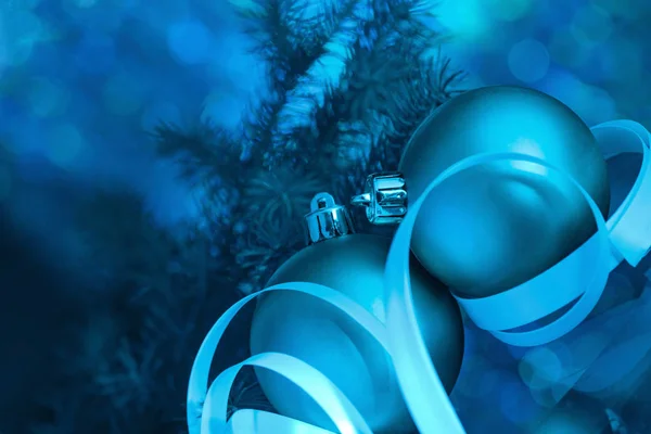 Weihnachtskugelschmuck mit Tanne auf blauem Hintergrund — Stockfoto
