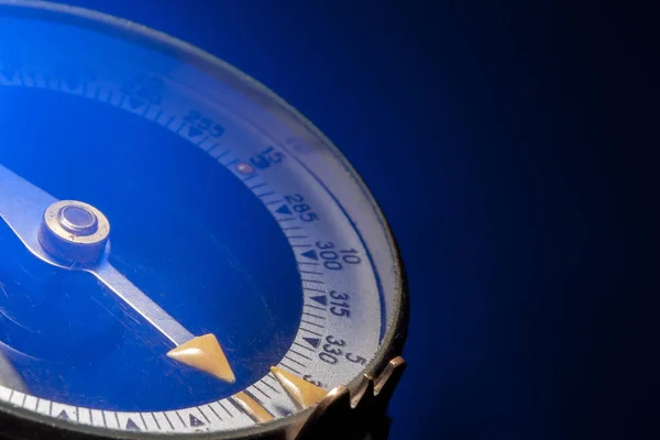 Klasický magnetický kompas na modrém pozadí. Fotografie makra — Stock fotografie