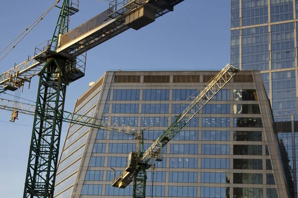 Grúa en el fondo de rascacielos en construcción en con —  Fotos de Stock