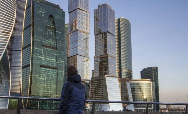 Moderne wolkenkrabbers in zakendistrict 's avonds licht bij zonsopgang — Stockfoto