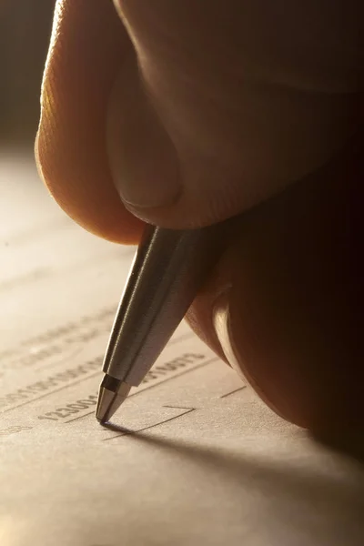 Człowiek ręka podpisując dokument z bliska widok z długopisu — Zdjęcie stockowe