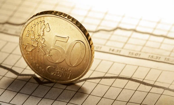 Financieel overzicht. Schema van het maken van geld met gouden munten — Stockfoto