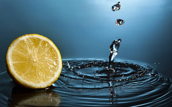 Plátek pomeranče v proudu vody — Stock fotografie
