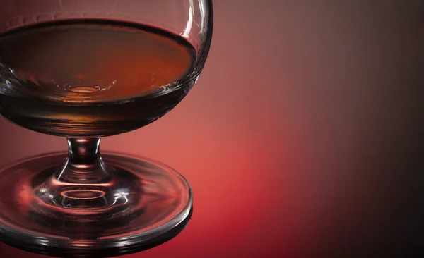 Glas whisky of cognac op zwarte ondergrond met plaats voor te — Stockfoto