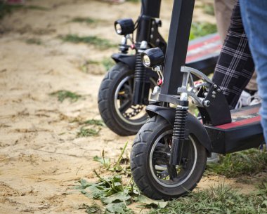 Vilage yolunda elektrikli scooter.