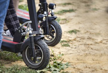 Vilage yolunda elektrikli scooter.