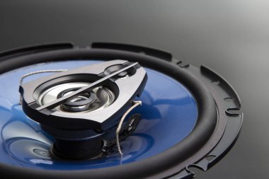 Üç yönlü hoparlör sistemi, eş eksenli hoparlör, araba sesli müzik, subw