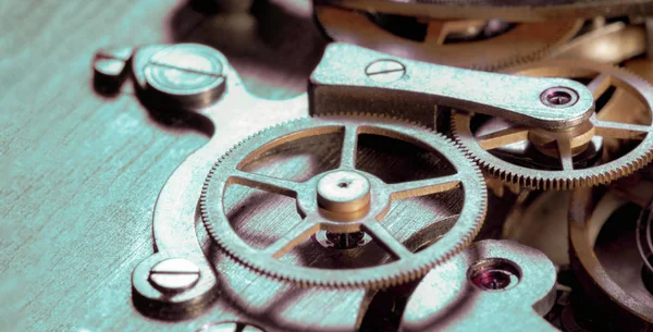 Töve régi óra mechanizmusa, áttételek és fogaskerekek. — Stock Fotó