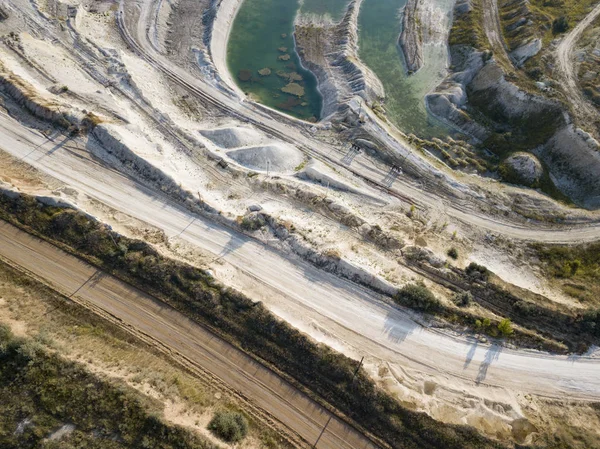 Cava mineraria a cielo aperto con macchinari al lavoro - Vista aerea. Ind — Foto Stock