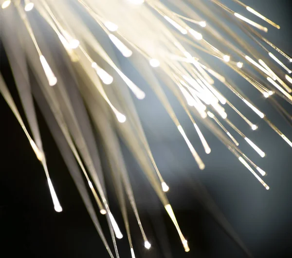 Cabo de rede de fibra óptica em fundo preto — Fotografia de Stock