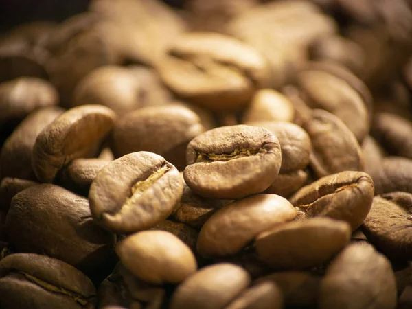 Rostade svarta kaffebönor. Arom ingredienser. närbild. — Stockfoto