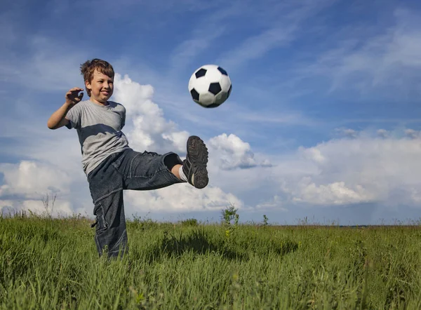 Счастливый мальчик с мячом на открытом воздухе — стоковое фото