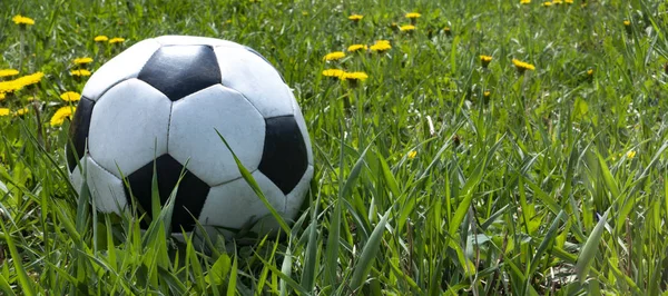 Bola de futebol em um campo de futebol grama — Fotografia de Stock