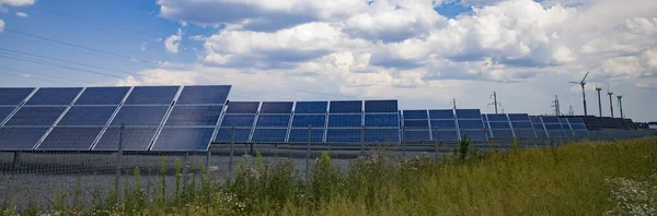 Panel słoneczny z widokiem przemysłowym. — Zdjęcie stockowe