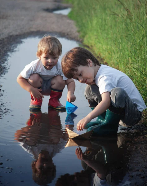 2 boy play in puddle summer day — Stock Photo, Image