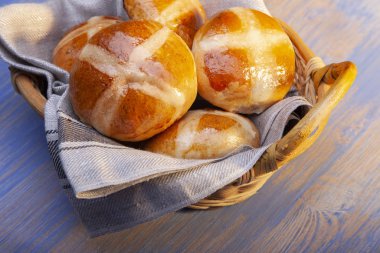 Sepet üst görünümde sıcak çörekler, kopyalama alanı. Paskalya pastası