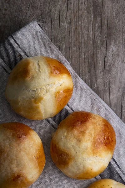 Petits pains croisés chauds sur le panier Vue de dessus, espace de copie. Cuisson de Pâques — Photo