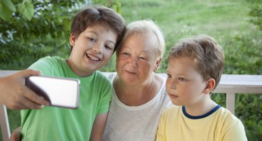 Büyükannem ve torunlarım yaz bahçesinde selfie çekiyorlar. Fa