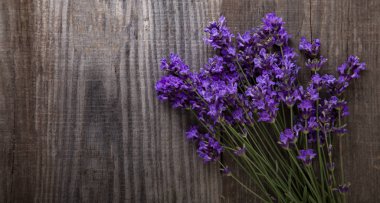 Eski ahşap bir arka plan üzerinde yaz lavanta buketi (üst görünümü