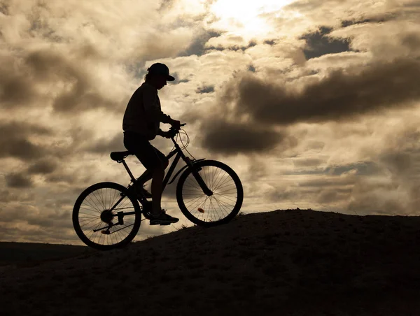 Silhuett av mountainbike.Sport och hälsosamt liv.Extrem sport — Stockfoto