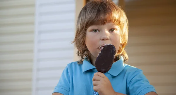 Счастливый Маленький Мальчик Ест Мороженое Открытом Воздухе — стоковое фото