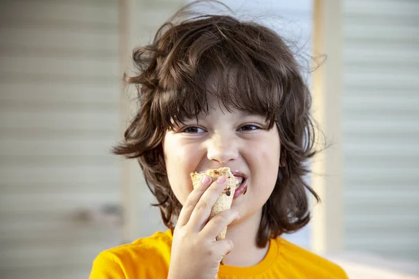 Szczęśliwy Mały Chłopiec Jedząc Lody Zewnątrz — Zdjęcie stockowe