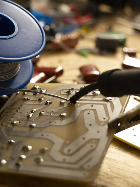 Elektronik parçalı elektronik devre kartının lehimlenmesi. Mühendisler devre kartını tamir ediyor.