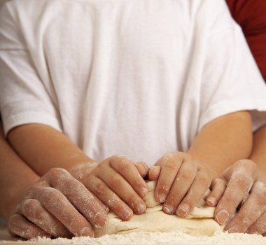 Çocuk el ve el onun anne ve birlikte hamur yoğurmak